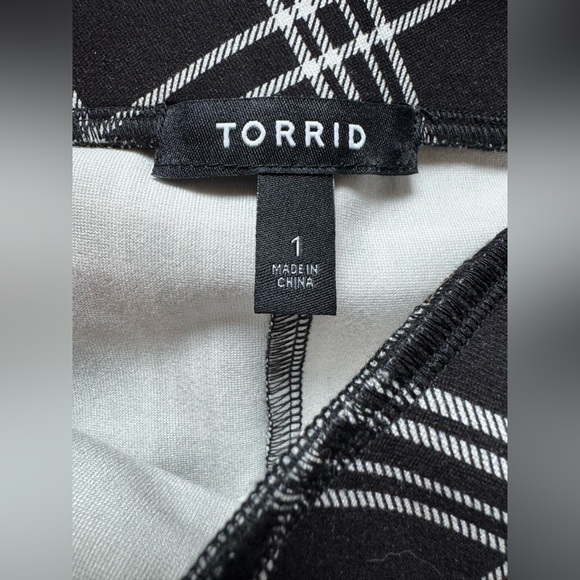 Torrid Black and White Plaid Skirt - Picture 5 of 7
